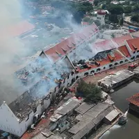 Foto udara memperlihatkan kepulan asap masih terlihat dari kebakaran yang melanda Museum Bahari, Jakarta Utara, Selasa (16/1). Api pertama kali diketahui oleh petugas kebersihan. (Liputan6.com/Arya Manggala)