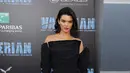 Selanjutnya masih dengan outfit hitamnya, kali ini Kendall memakai mini dress hitam dan stilettonya. Kali ini Kendall membiarkan rambutnya terurai begitu saja, namun tampilannya tetap mempesona. (AFP/Neilson Barnard)