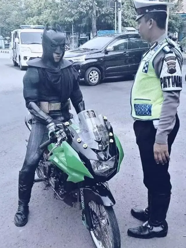 7 Potret Nyeleneh Pengendara Motor Saat Ditilang Polisi Ini Kocak