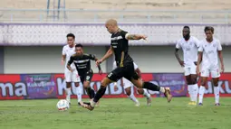 Pemain Dewa United FC, Risto Mitrevski melakukan tendangan penalti ke gawang Arema FC pada laga pekan pertama BRI Liga 1 2023/2024 antara Dewa United melawan Arema FC di Stadion Indomilk, Tangerang, Minggu (2/7/2023). (Bola.com/Bagaskara Lazuardi)