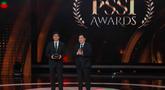 Managing Director Emtek Group, Sutanto Hartono (kiri) saat menerima Token Appreciation sebagai Official Broadcaster PSSI Awards dari Ketua Umum Persatuan Sepak Bola Seluruh Indonesia (PSSI), Erick Thohir, pada malam PSSI Awards 2026 di Studio 6 Emtek City, Jakarta, Sabtu (Sabtu (28/3/2026) malam WIB. Emtek Group mendapat apresiasi dari sebagai Official broadcaster PSSI Awards 2026. (Bola.com/Bagaskara Lazuardi)