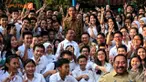 Presiden Jokowi pun mengimbau agar para siswa jujur dalam mengerjakan soal ujian itu. Mantan Wali Kota Solo itu juga meminta agar anak-anak berdoa dan berkonsentrasi saat UN.