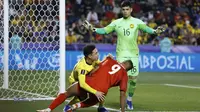 Jatuh bangun bek Timnas Malaysia, Dion Cools saat menjaga penyerang Timnas Bahrain, Abdulla Yusuf Helal dalam laga Grup E Piala Asia 2023, Sabtu (20/1/202) malam WIB. (AFP/Karim Jaafar)