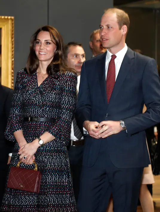 Pangeran William dan Kate Middleton mengunjungi Musee d'Orsay, Paris, 18 Maret 2017. Ini merupakan perjalanan pertama pangeran William ke Prancis semenjak kecelakaan tragis ibunya, Puteri Diana, pada 1997. (Francois Guillot/Pool Photo via AP)