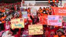 <p>Sejumlah buruh membawa poster saat mengikuti aksi bertajuk May Day Fiesta 2022 di Stadion Gelora Bung Karno (GBK), Senayan, Jakarta Pusat, Sabtu (14/5/2022). Dalam aksi kali ini, massa buruh membawa 18 tuntutan, di antaranya menolak omnibus law UU Cipta Kerja, wujudkan kedaulatan pangan dan dan menolak kenaikan Pajak Pertambahan Nilai (PPN). (Liputan6.com/Angga Yuniar)</p>