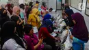 Warga antre untuk menerima bantuan sosial pangan beras saat berlangsung penyaluran di kantor Kelurahan Meruyung, Depok, Sabtu  (11/5/2024). (merdeka.com/Arie Basuki)