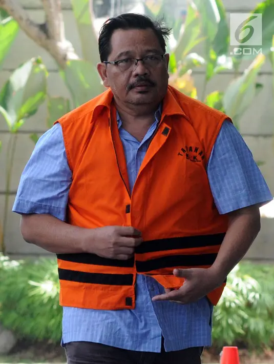 Tersangka Kepala Dinas Pekerjaan Umum (PU) Kabupaten Tulungagung Sutrisno tiba di Gedung KPK, Jakarta, Jumat (3/8). Sutrisno dalam waktu dekat akan segara disidangkan. (Merdeka.com/Dwi Narwoko)