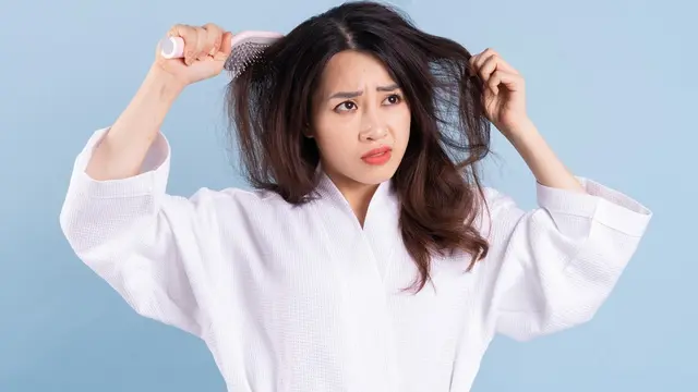 17 Tips Mengatasi Rambut Kusut yang Mengganggu, Praktis Banget!