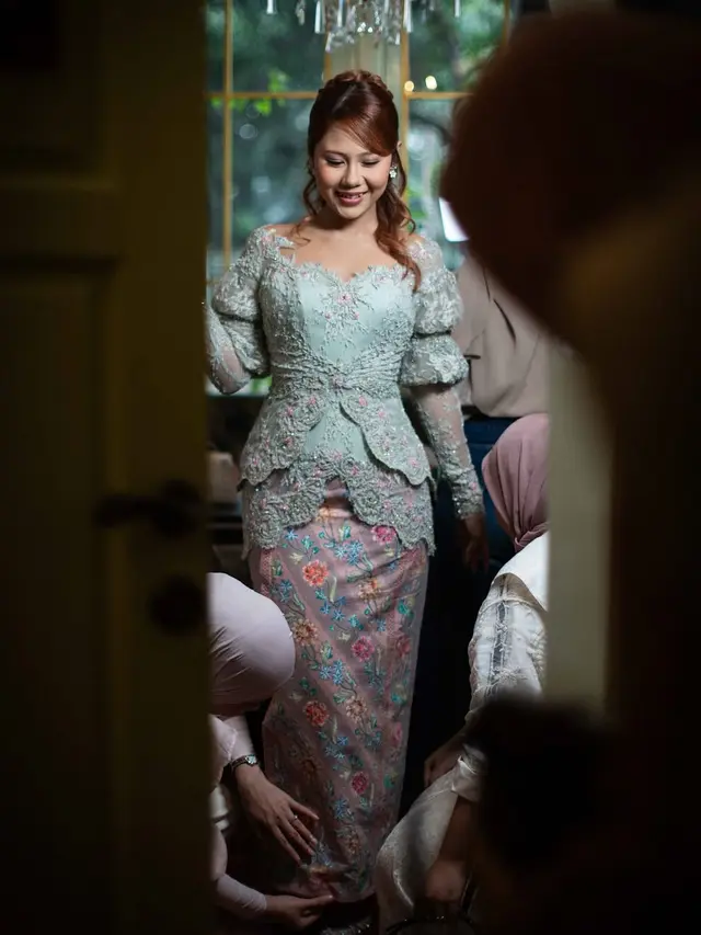 Desainer Kebaya Lamaran Nadin Amizah Ungkap Makna di Balik Rancangannya, Terinspirasi Gaun Era Victorian?