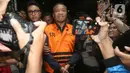 Uang tersebut merupakan bagian dari total Rp 2,7 miliar yang diduga telah diterima Gatut Sunu Wibowo dari permintaan awal sebesar Rp 5 miliar. Tampak dalam foto, Bupati Tulungagung, Gatut Sunu Wibowo (tengah) dibawa petugas menuju mobil tahahan usai menjalani pemeriksaan intensif di Gedung Merah Putih Komisi Pemberantasan Korupsi (KPK), Jakarta, Minggu (12/4/2026) dini hari WIB. (Liputan6.com/Helmi Fitrhiansyah)