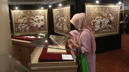 Pengunjung mengamati karya-karya Panji dalam Festival Panji Internasional di Perpustakaan Nasional, Jakarta, Selasa (10/7). Festival Panji ini bertujuan membangkitkan kembali budaya Panji yang mulai pudar. (Liputan6.com/Arya Manggala)