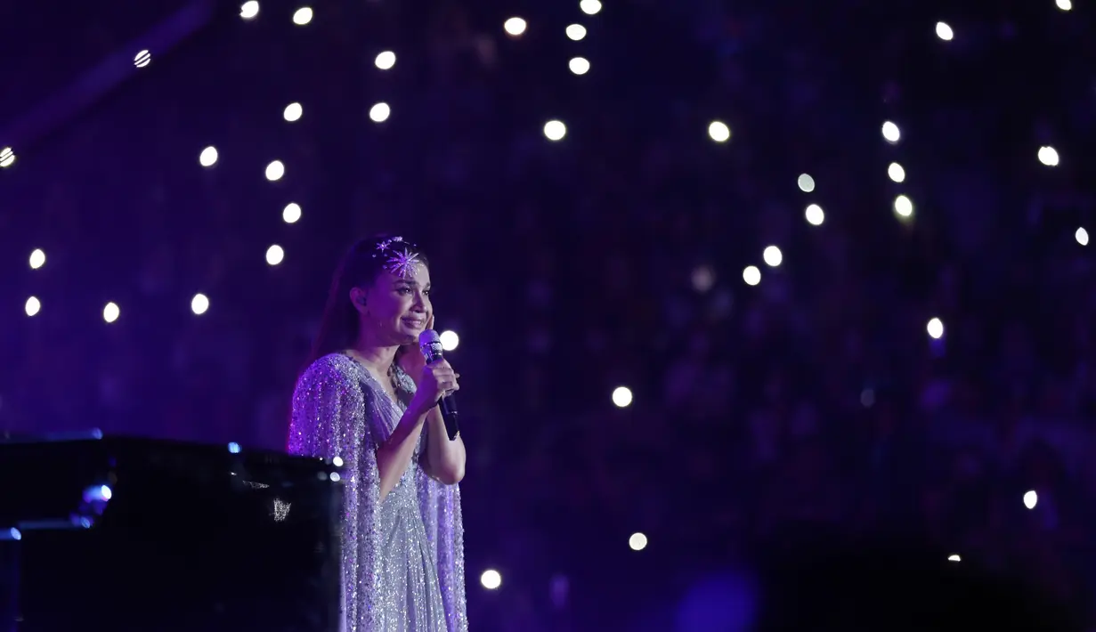 Rossa membawakan banyak lagu di konsernya. Ia juga memberi tribut khusus untuk mendiang Glenn Fredly. (Daniel Kampua/Fimela.com)