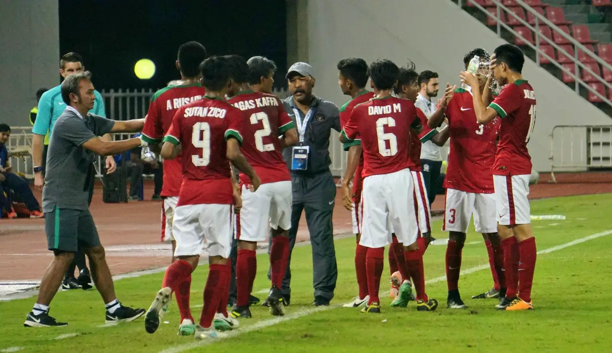 Pelatih Timnas Indonesia U-16, Fachri Husaeni memberikan arahan kepada timnya saat melawan Thailand U-16 pada laga grup G Piala AFC U-16 di Stadion Rajamangala, Bangkok, Senin (18/9/2017). Timnas Indonesia U-16 menang 1-0. (Bola.com/PSSI)
