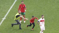 Kemenangan Portugal atas Turki pada laga Euro 2024 diwarnai dengan momen fans menerobos ke dalam lapangan untuk berfoto dengan Cristiano Ronaldo. (AFP/Kenzo Tribouillard)