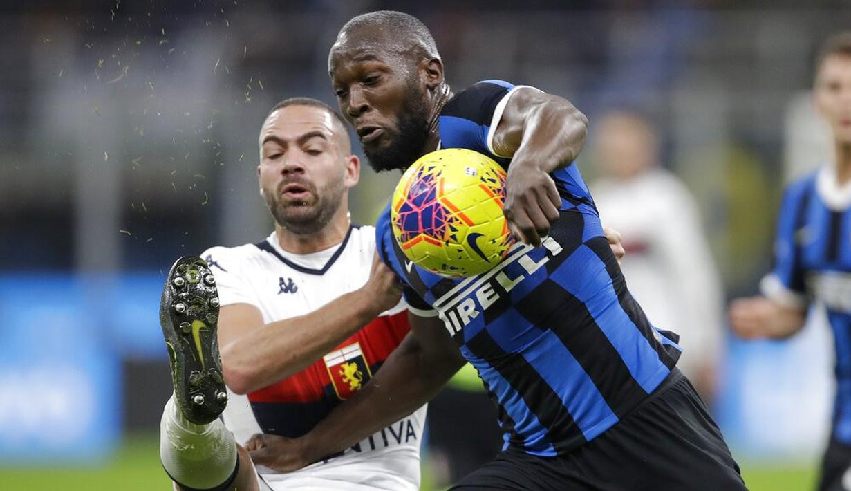 Striker Inter Milan, Romelu Lukaku, berebut bola dengan pemain Genoa, Davide Biraschi, pada laga Serie A 2019 di Stadion San Siro, Sabtu (21/12). Inter Milan menang 4-0 atas Genoa. (AP/Luca Bruno)
