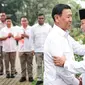 Ketua Dewan Pertimbangan Presiden (Wantimpres), Jenderal TNI (Purn) Wiranto disambut oleh Ketua Umum DPP Partai Gerindra, Prabowo Subianto, di Hambalang, Bogor, Jawa Barat, Senin (1/5/2023). (Liputan6.com/Faizal Fanani)