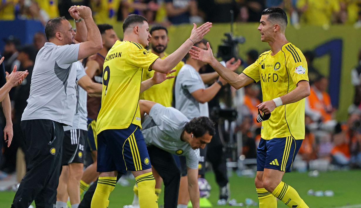 Unggul 1-0, pelatih Jorge Jesus menggantikan Ronaldo pada menit ke-83 dengan Abdullah Al-Hamdan. (AFP/Fayez Nureldine)