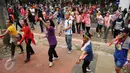 Puluhan peserta menari poco poco usai mengikuti Tolerun 2016 di kawasan Jalan Jenderal Sudirman, Jakarta, Minggu (20/11). Ratusan orang berlari merayakan toleransi keberagaman dalam Tolerun 2016. (Liputan6.com/Helmi Fithriansyah) 