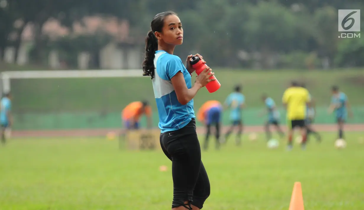 Atlet atletik putri, Triyaningsih disela-sela latihan di GOR Ragunan, Jakarta, Kamis (20/7). Triyaningsih menjadi andalan tim atletik Indonesia di SEA Games 2017 untuk nomor lari jarak 5000 meter dan 10.000 meter. (Liputan6.com/Helmi Fithriansyah)