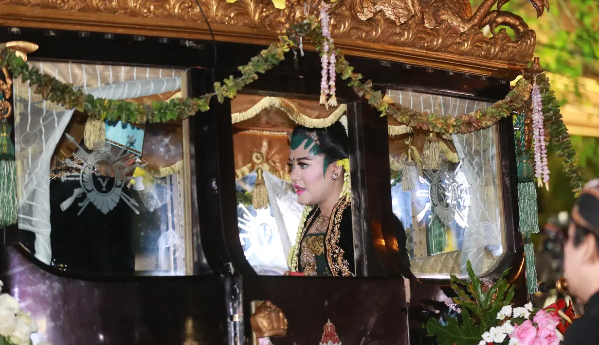 Kahiyang tiba dilokasi Graha Saba Buana sekitar pukul 08.30 WIB. Ia didampingi ayahnya, Jokowi dan ibunya Iriana. Didalam kereta kencana yang membawanya, Kahiyang tampak terlihat cantik dengan riasan Jawa. (Adrian Putra/Bintang.com)