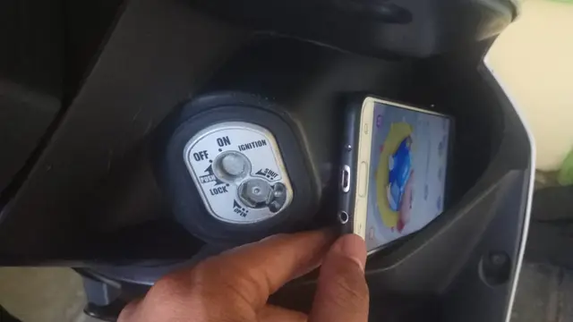 Ilustrasi – Ponsel di dashboard sepeda motor rawan pencurian. (Foto: Liputan6.com/Polres Kebumen/Muhamad Ridlo)