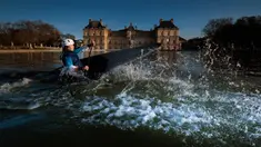 Atlet kano Prancis, Marjorie Delassus berpose di dalam air mancur Jardin du Luxembourg (Taman Luksemburg) dengan latar belakang Senat Prancis di Paris, Prancis, 25 Maret 2024, menjelang Olimpiade dan Paralimpiade Paris 2024. Sejak tahun 1799, Palais du Luxembourg (Istana Luksemburg) telah menjadi rumah bagi Senat, majelis tinggi Parlemen Prancis. Sejak tahun 1879, Jardin du Luxembourg (Taman Luksemburg) ditugaskan ke Senat, yang bertanggung jawab atas pengelolaan, pengawasan, dan konservasinya. (AFP/Joel Saget)
