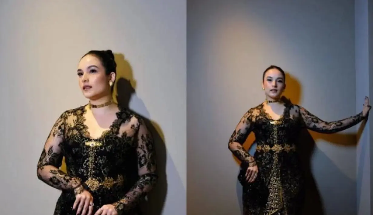 Chelsea Islan tampil dengan kebaya hitam dipadukan kain batik sebagai bawahan. Lengkap dengan aksesori yang ia kenakan. [@arin.siradjh]