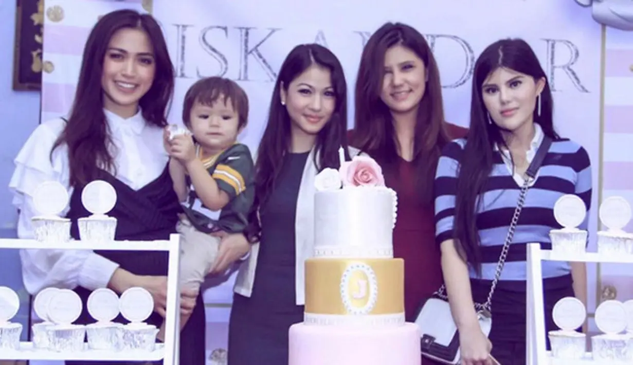 Merayakan ultah bersama penghuni panti, Jedar merasakan kebahagiaan yang dobel. Hari yang berdekatan dengan perayaan Imlek itu, Jedar membawa barongsai ke pantai untuk menghibur anak-anak. (Instagram/inijedar)
