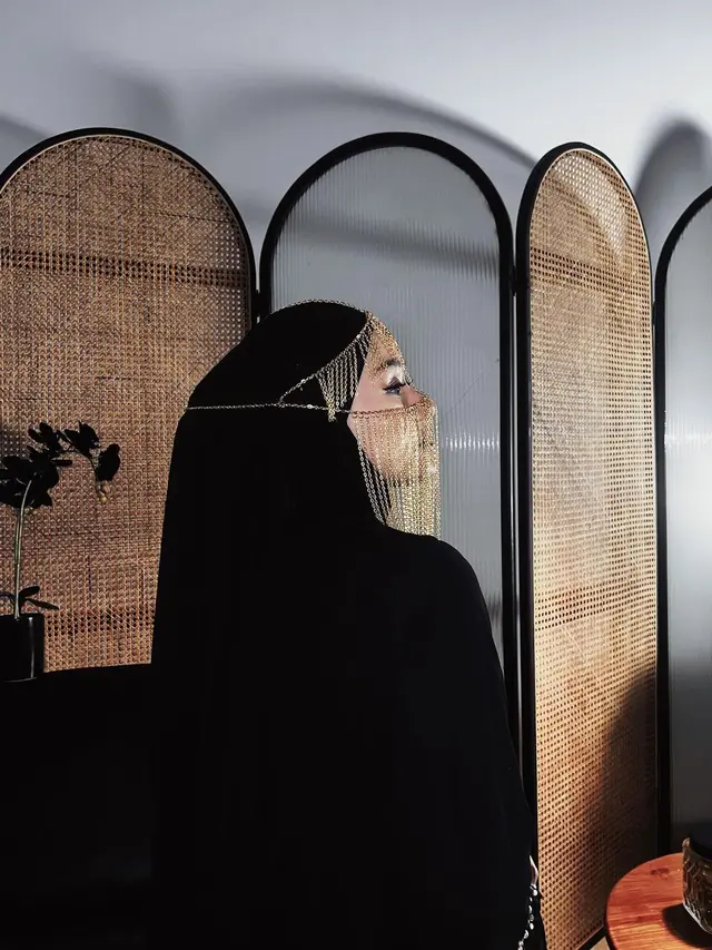 Potret Dinda Hauw Tampil Menawan Bergaya Arabian Pakai Abaya dan Gold Face Mask