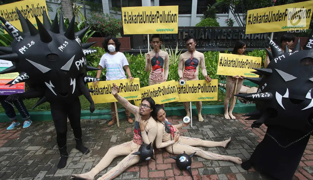 Aksi teatrikal aktivis Greenpeace di Kemenkes, Jakarta, Kamis (28/9). Mereka ingin menyampaikan bahwa pemerintah, khususnya Kemenkes, harus memerhatikan masalah polusi udara yang menjadi ancaman kesehatan masyarakat. (Liputan6.com/Immanuel Antonius)