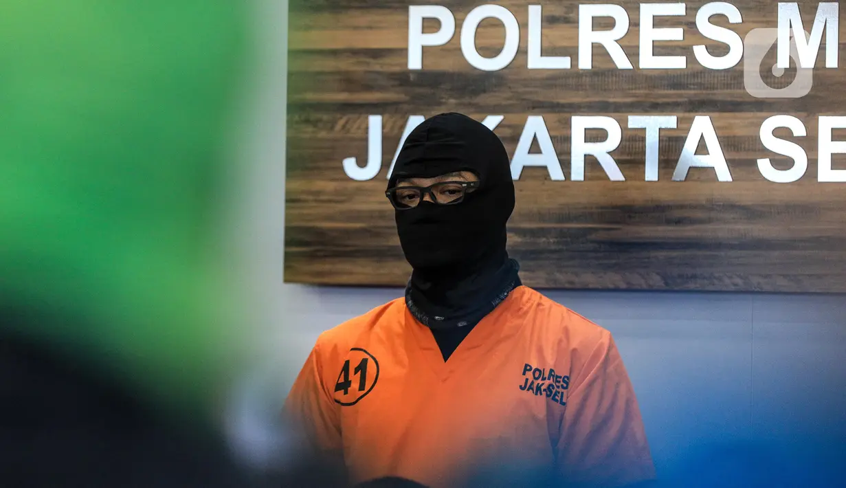 Aktor berinisial DS atau Dwi Sasono saat dirilis terkait kasus kepemilikan narkoba di Polres Metro Jakarta Selatan, Senin (1/6/2020). Dalam penggeledahan, polisi berbasil menemukan barang bukti ganja seberat 16 gram.  (Liputan6.com/Faizal Fanani)