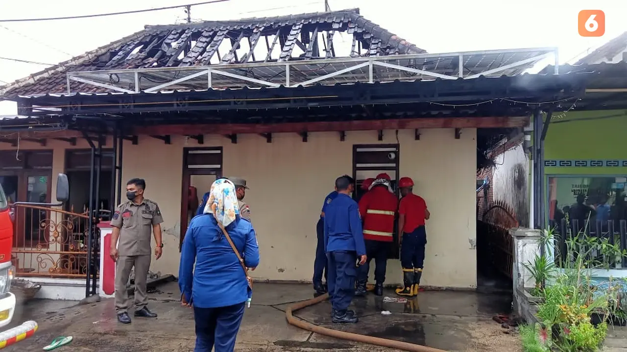 Tim pemadam kebakaran Dinas Pemadam Kebakaran Banyuwangi berjibaku memadamkan api  yang melalap rumah warga di Kelurahan Tukang Kayu. (Hermawan Arifianto/Liputan6.com)
