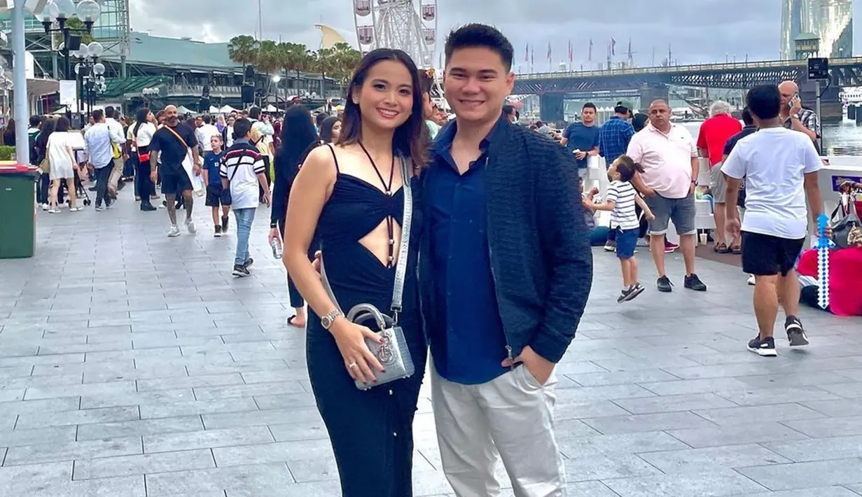 Acha Septriasa dan Vicky Kharisma juga menjadi pasangan selebriti yang berawal dari persahabatan. Sama-sama tengah sendiri dan kesepian, eduanya pun memutuskan menjalin hubungan asmara dan berakhir di pelaminan. (Liputan6.com/IG/@septriasaacha)