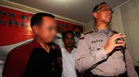 Polisi gadungan yang mengaku berpangkat AKP ini menganiaya seorang pramusaji di salah satu home stay di Palu, Sulteng. (Liputan6.com/Dio Pratama)