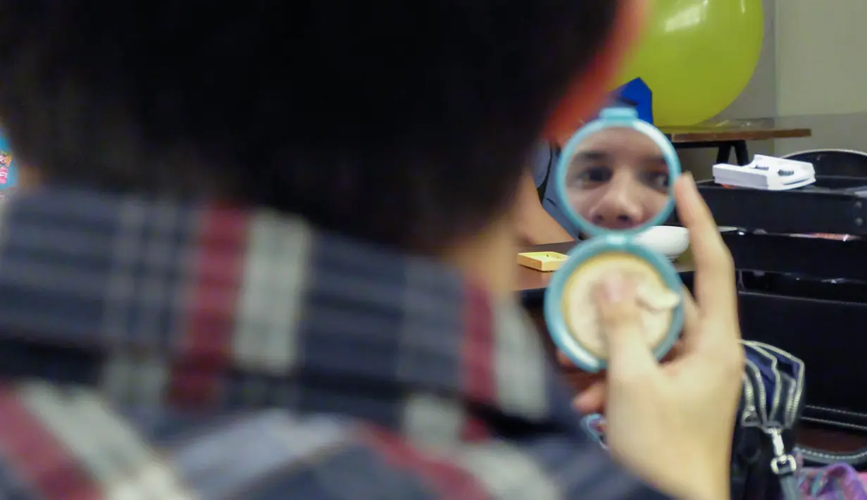 Stuart Collin dengan sabar menunggu giliran saat Risty Tagor dirias. (Desmond Manullang/Bintang.com)