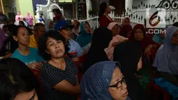 Warga RW 1 Koja, Jakarta Utara, mengantre untuk pemeriksaan kesehatan dan potong rambut gratis, Sabtu (1/12). Kegiatan ini diselenggarakan Sahabat Indonesia Maju (SIMA) dan sebagai bentuk bakti sosial kepada masyarakat. (Merdeka.com/Imam Buhori)