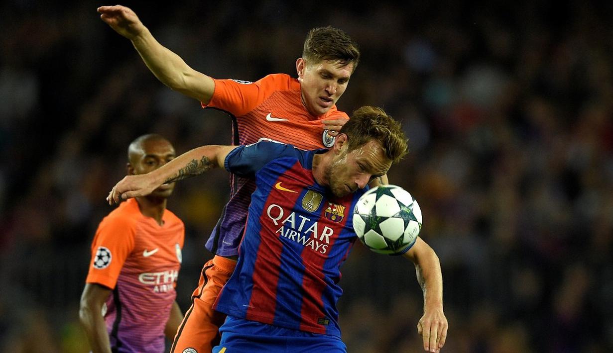 Pemain Barcelona, Ivan Rakitic, berebut bola dengan pemain Manchester City, John Stones, dalam laga Grup C Liga Champions di Camp Nou, Barcelona, Kamis (20/10/2016) dini hari WIB. (AFP/Lluis Gene)
