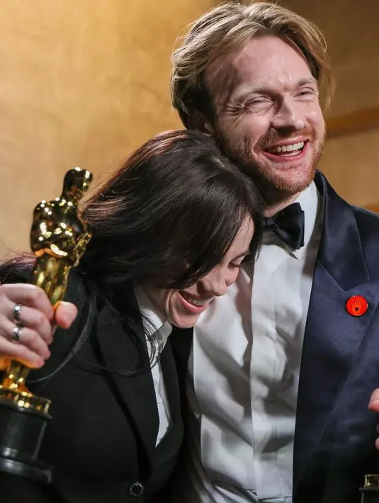 <p>Ia pun meraih dua piala Oscar, dengan rambutnya yang dibiarkan terurai poni belah dua. [@billieeilish]</p>