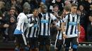 Georginio Wijnaldum disambut rekan-rekannya setelah mencetak gol ke gawang Liverpool dalam lanjutan Liga Inggris di Stadion St James' Park, Newcastle, Minggu (6/12/2015). (AFP/Oli Scarff)