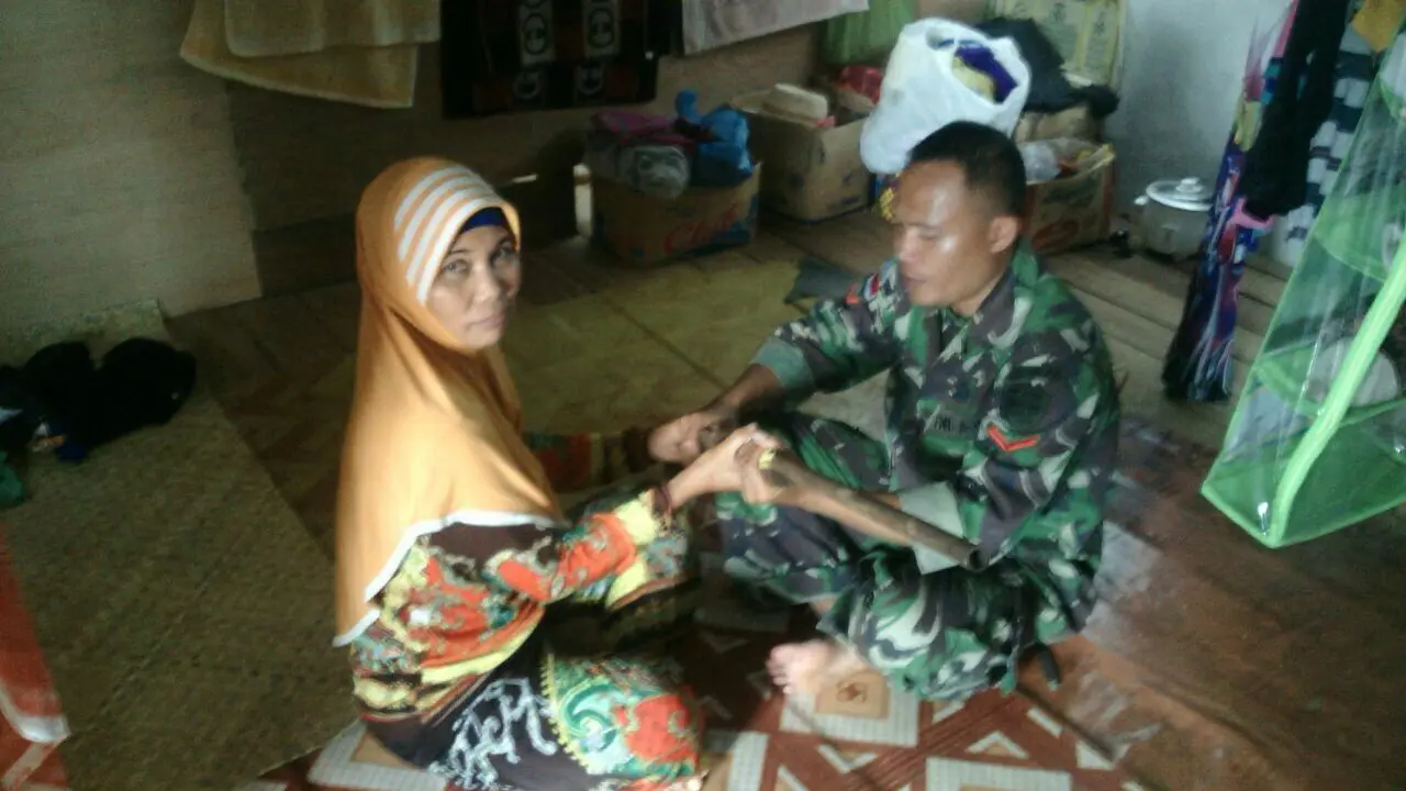 Perempuan di Perbatasan Kalimantan Ramai-Ramai Serahkan Senpi