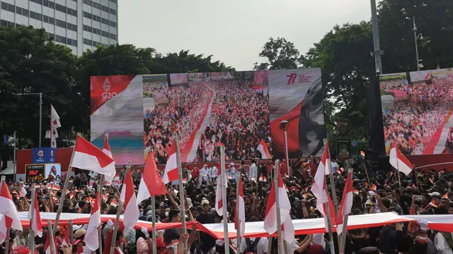 Kirab Bendera Merah Putih sepanjang 1.700 meter (Liputan6.com/ Nanda Perdana Putra))