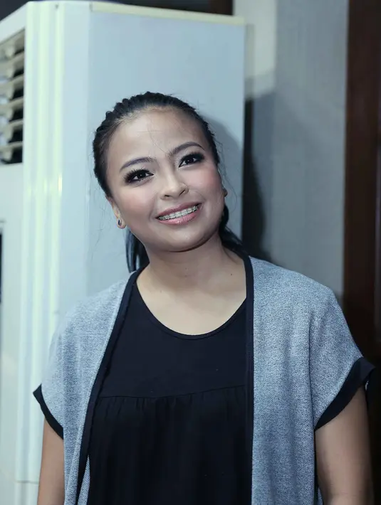 Hal yang berbeda dirasakan setelah lama vakum. Suara tinggi yang selama ini dibawakan bersama bandnya seperti hilang. Hal itu membuat Tantri ketakutan. (Nurwahyunan/Bintang.com)