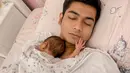 Teuku Ryan menjaga baby R sampai snag buah hati tertidur bersamanya di pelukannya. (Foto: Instagram/ teukuryantr)
