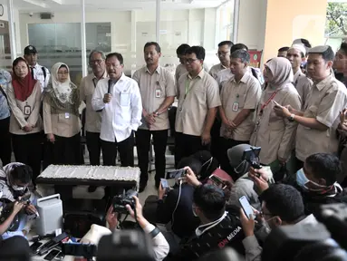 Menteri Kesehatan Terawan Agus Putranto didampingi jajaran dokter memberikan keterangan usai menjenguk dua pasien positif terinfeksi Corona di Rumah Sakit Penyakit Infeksi (RSPI) Prof. DR. Saroso, Sunter, Jakarta, Senin (2/3/2020). (merdeka.com/Iqbal S. Nugroho)