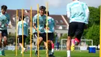 Pemain Timnas Indonesia U-23, Alfeandra Dewangga (tengah) bersama rekan-rekannya melakukan latihan menjelang laga Play-off melawan Guinea di Stade Leo Lagrange, Paris, Prancis, Rabu (08/05/2024) waktu setempat. (Dok. PSSI)