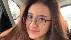 Meski masih remaja, penampilan Harleyava kerap disebut bak orang dewasa. Namun bekebalikan dengan tingkahnya yang masih kerap bermanja-manja saat berada di samping sang ayah.(Liputan6.com/IG/@harleyavaprincy).
