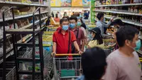 Warga berbelanja di sebuah supermarket di Kuala Lumpur, Malaysia, Selasa (17/3/2020). Malaysia memberlakukan kebijakan restriktif komprehensif termasuk menutup toko-toko dan sekolah-sekolah serta menerapkan larangan perjalanan dalam upaya membatasi penyebaran virus corona COVID-19. (Xinhua/Zhu Wei)