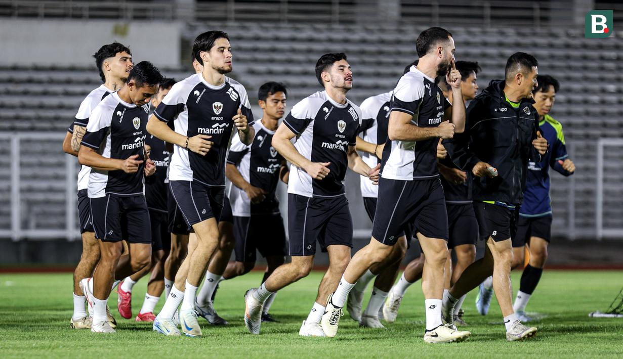 Pemain baru Timnas Indonesia, Kevin Diks, mengikuti latihan bersama skuad Garuda di Stadion Madya, Jakarta, Selasa (11/12/2024). Pemain FC Copenhagen itu mendarat di Bandara Internasional Soekarno-Hatta, Selasa (12/11/2024) pukul 15.50 WIB dan langsung mengikuti latihan bersama skuad Garuda jam 17.00 WIB. (Bola.com/Bagaskara Lazuardi)
