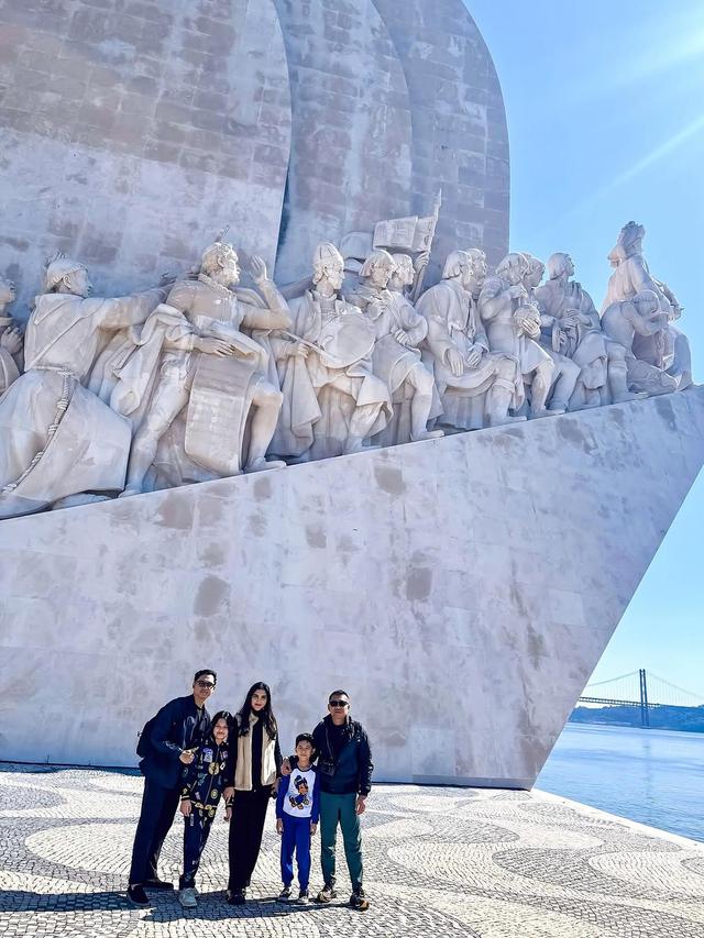 6 Potret Anang-Ashanty Liburan Lebaran di Portugal, Bertemu Keluarga Sarah Menzel