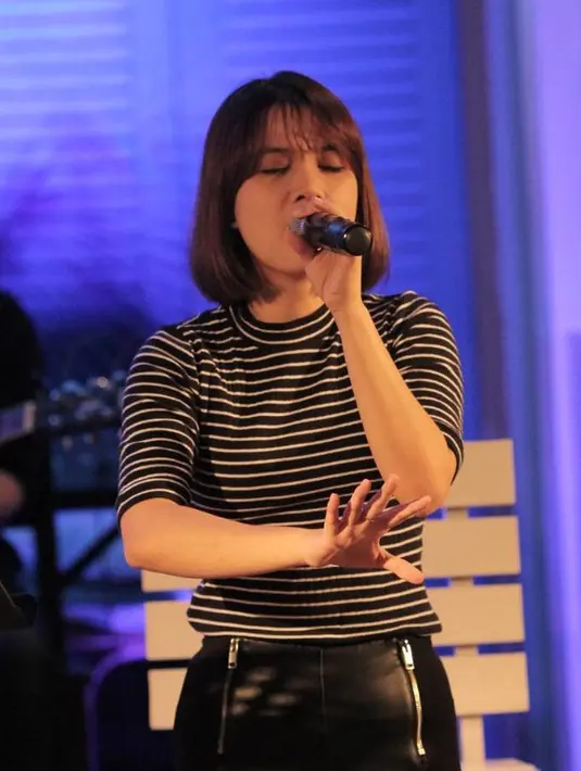 Kini ia menggunakan nama Aurelia Devi, dan sudah merilis beberapa lagu sejauh ini. (Instagram @devinov_ig)